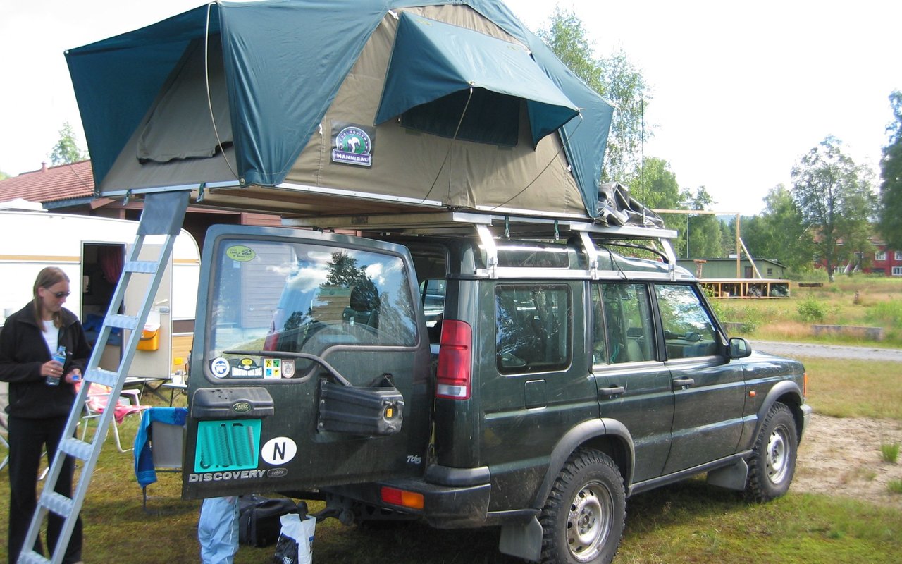 Land Rover Discovery with a Hannibal rooftop tent mounted on roof bars