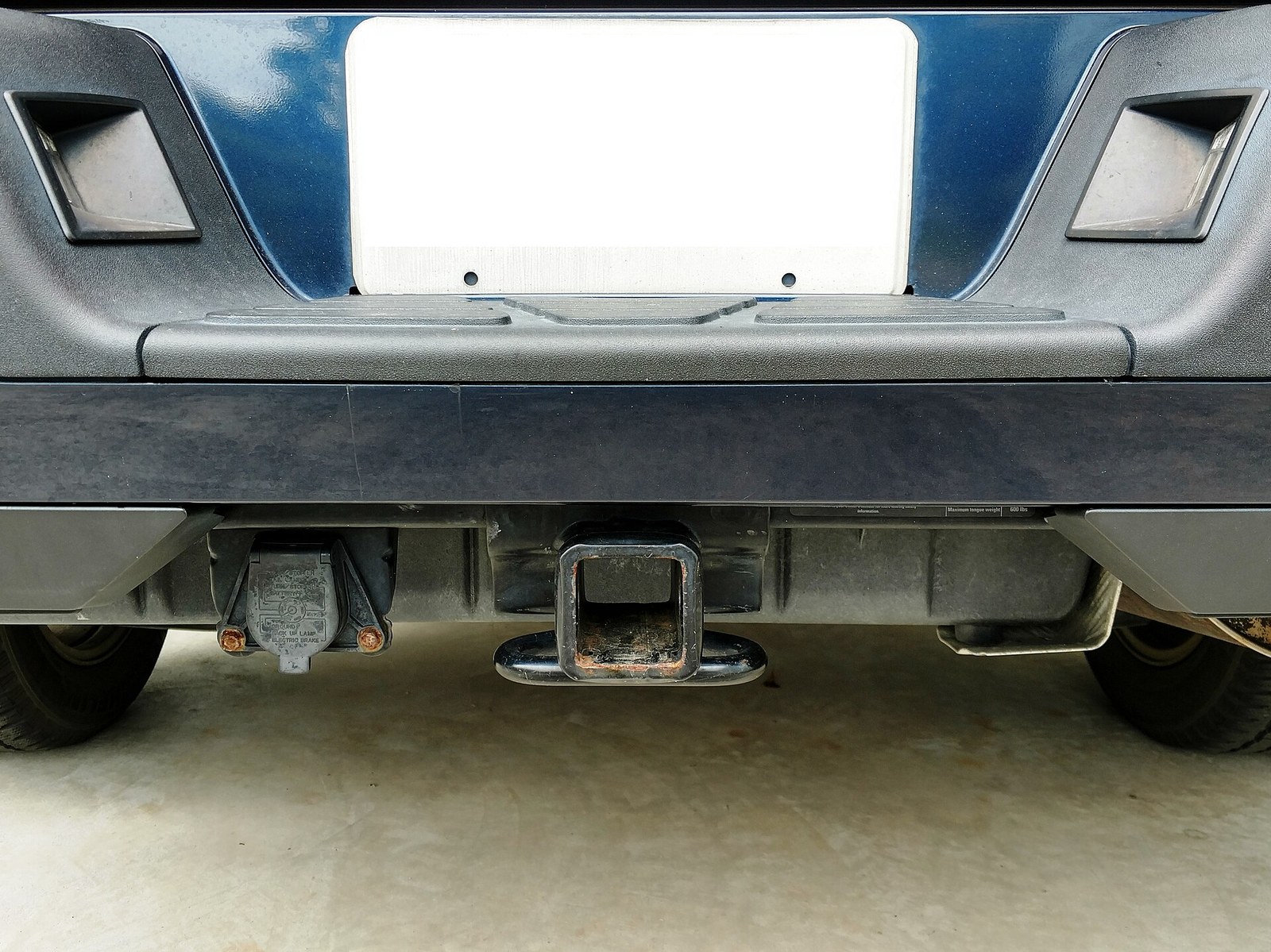 Class III receiver hitch with 7-pin trailer connector